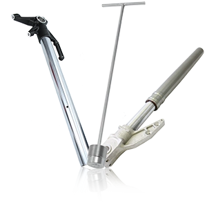 Motorrad-Telegabeln und Gabelwerkzeug aus Metall zur Federbeinmontage oder -wartung.